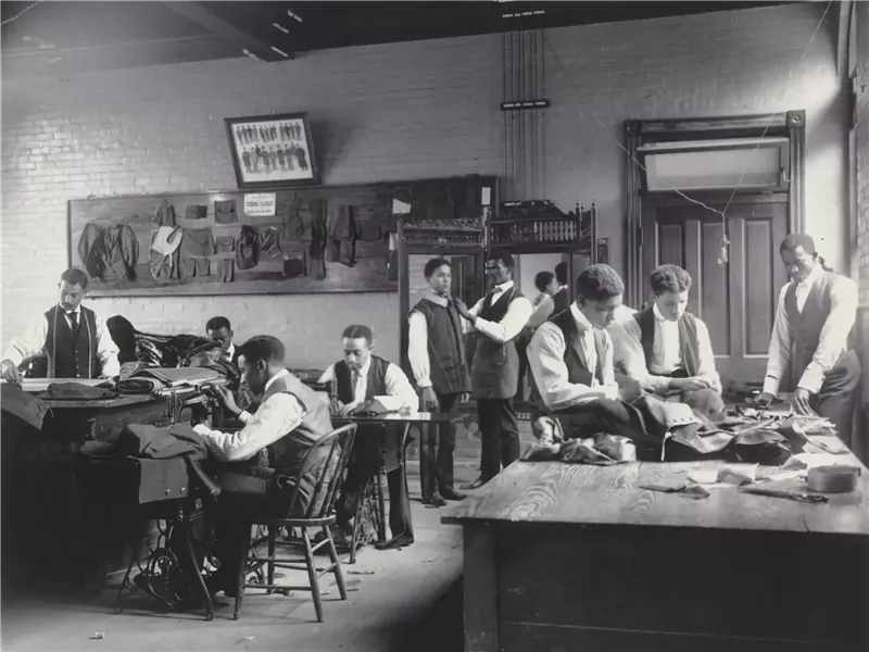 ميت غالا 2025 يحتفي بالأناقة السوداء تحت شعار “Tailored for You”