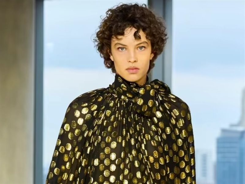 أولا جونسون تدمج التراث والفخامة في مجموعتها الجديدة تكريما لوالدتها في أسبوع نيويورك للموضة