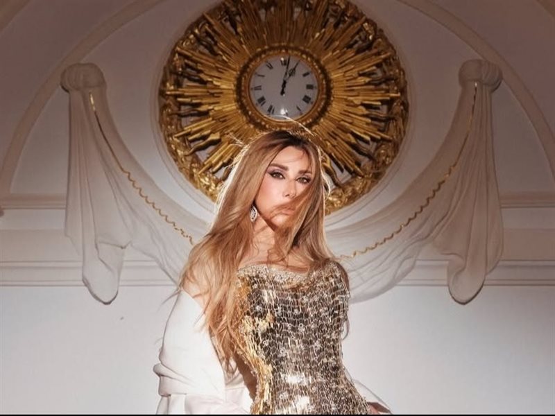 نجوى كرم تخطف الأنظار بإطلالة ذهبية من توقيع نيكولا جبران في أمستردام