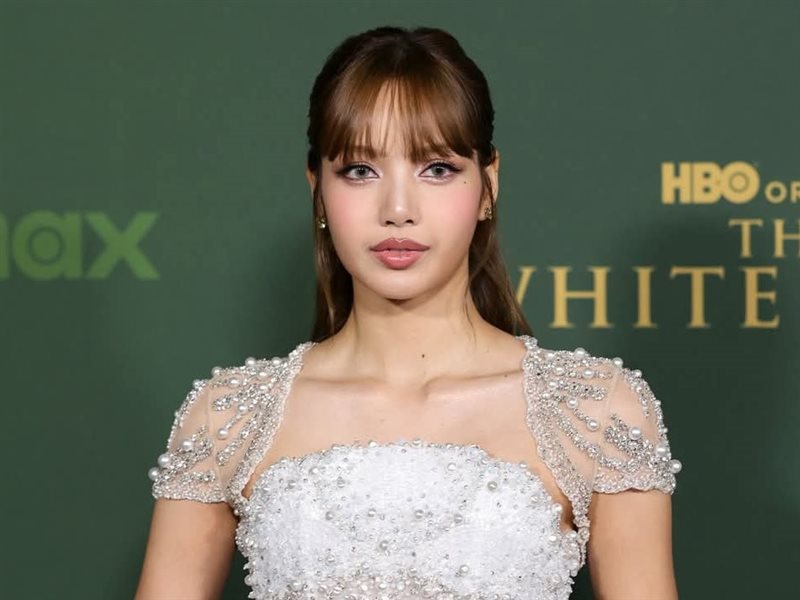 ليزا تتألق بإطلالة الأميرات من توقيع مس سوهو في العرض الأول لمسلسلها 