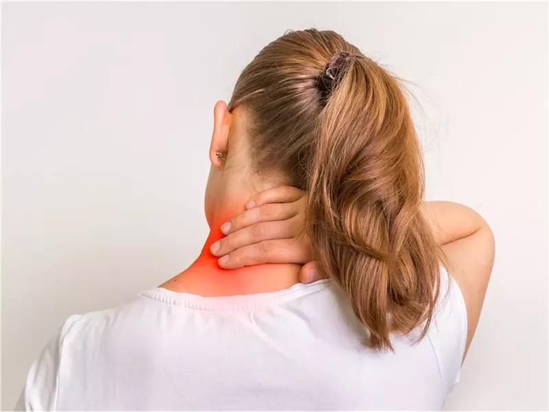 تصلب الرقبة.. متى يشير لمشكلة صحية خطيرة؟ 