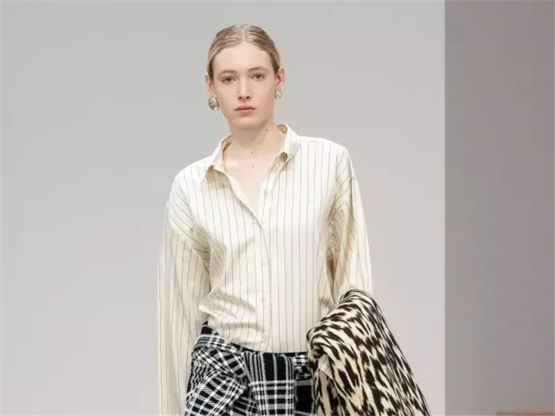 براندون ماكسويل يعكس رحلته الشخصية في عرض أزيائه لخريف 2025 بأسبوع الموضة بنيويورك