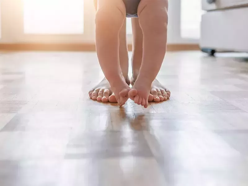 أسباب تقوس الساقين عند الأطفال.. هل يسبب الألم؟