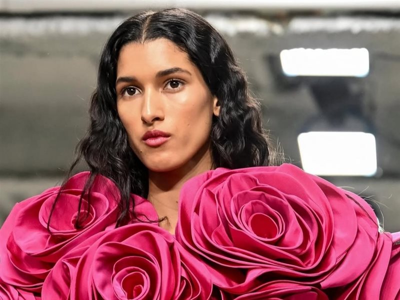 كارولينا هيريرا تحتفل بالأناقة الكلاسيكية في عرض ساحر مستوحى من فيلم 