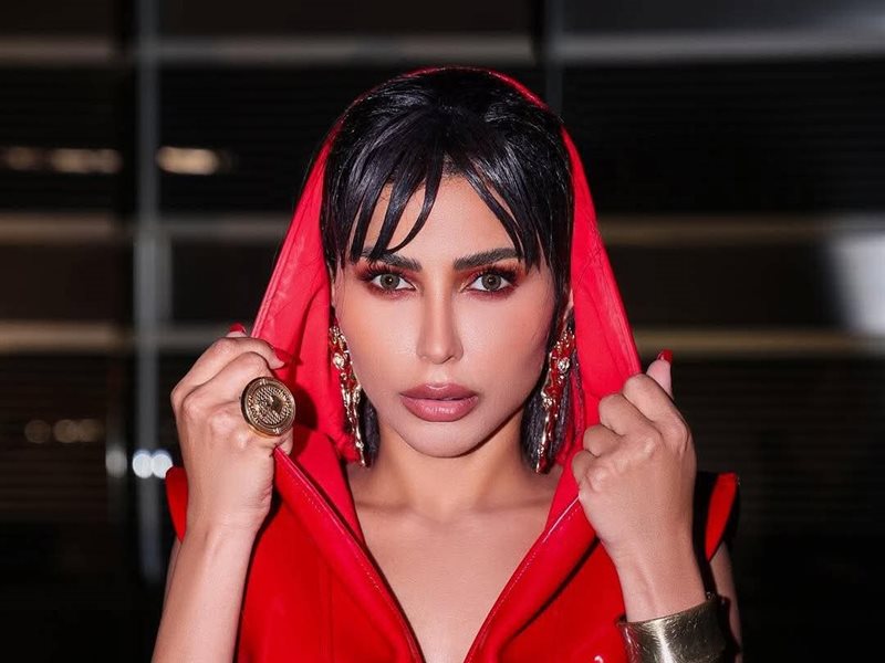 مهيرة عبد العزيز تتألق بإطلالة حمراء جريئة من توقيع  Bent Kahina 