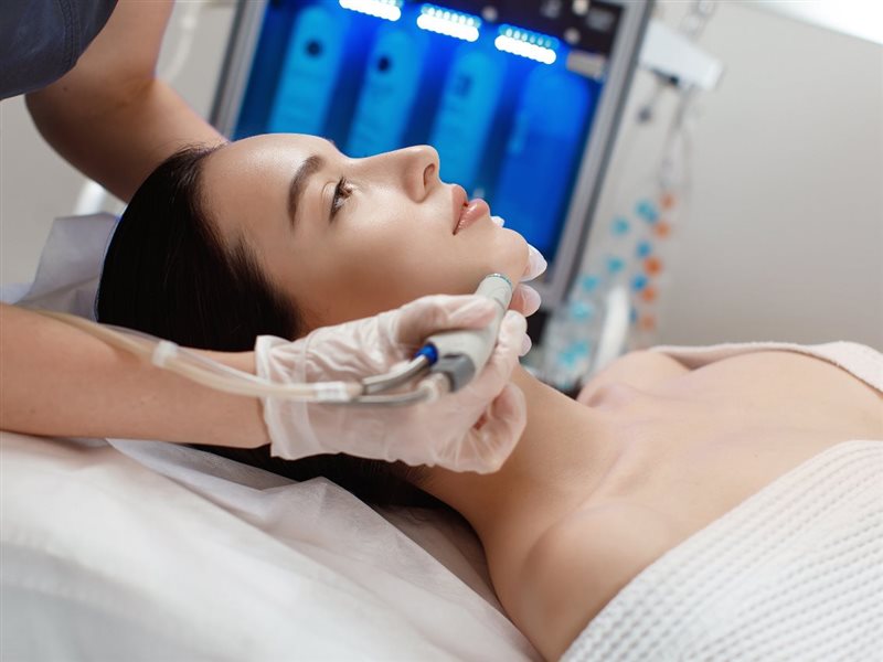 للحصول على بشرة زجاجية.. دليلك للعناية بالبشرة بتقنية الهيدرافيشل 