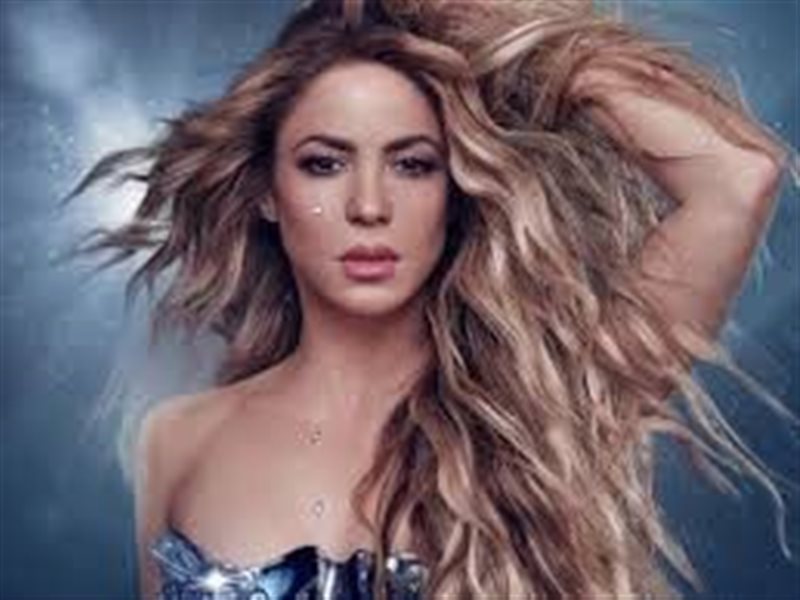 شاكيرا تشعل الأضواء بإطلالة ساحرة بفستان مرصع بالكريستال من توقيع  زهير مراد