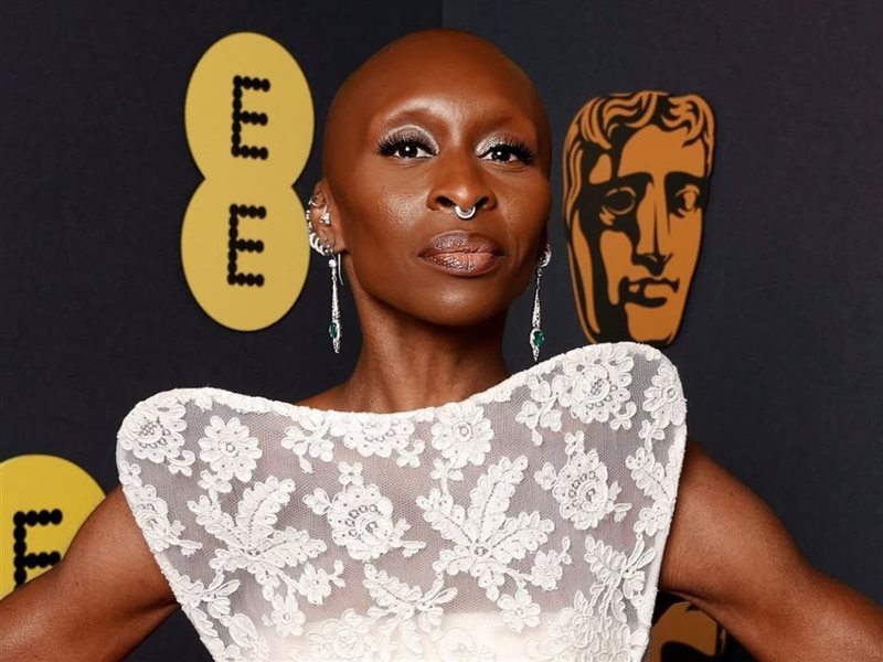  سينثيا إريفو تتألق فى حفل البافتا بتصميم Louis Vuitton