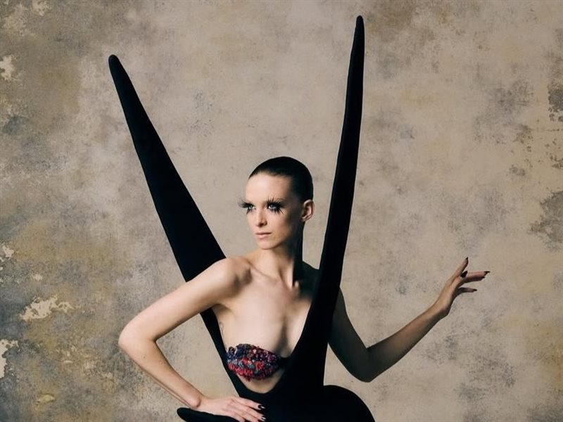 هاريس ريد يكشف عن مجموعته لخريف وشتاء 2025 في لندن.. تصاميم غير تقليدية تعيد تعريف الموضة 