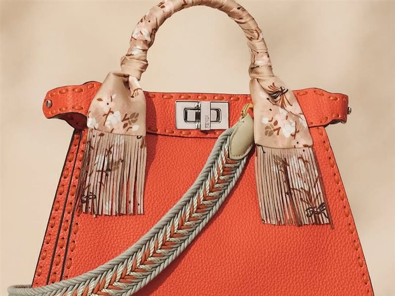 دار فندي تطلق إصدارا جديدا من حقيبة PEEKABOO