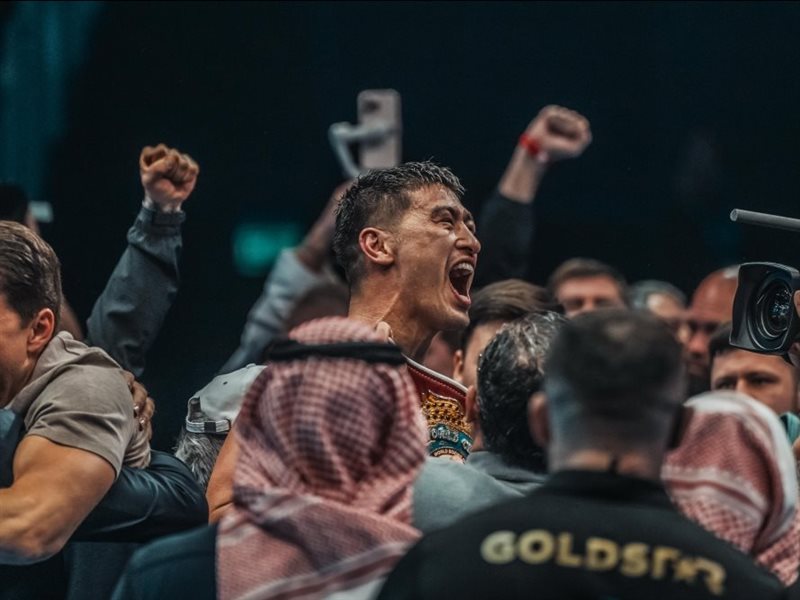 بيفول يتوج ببطولة العالم بلا منازع في نزال تاريخي بموسم الرياض