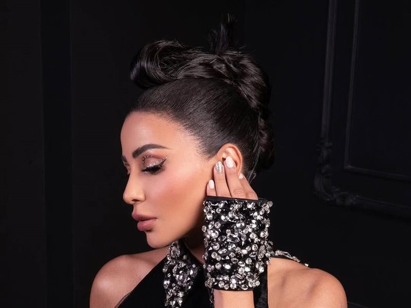  مهيرة عبد العزيز تتألق بالكريستال من Aden Fashion 