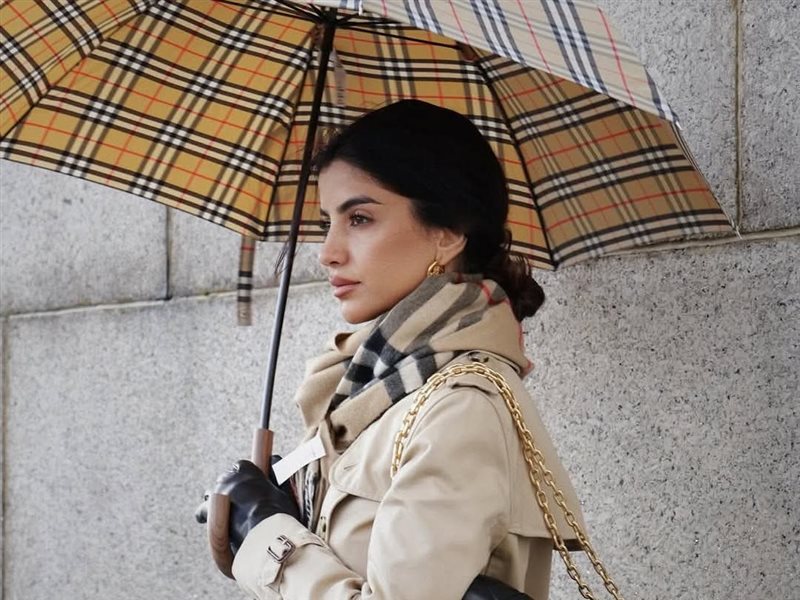 علا فرحات تتألق بإطلالة شتوية أنيقة من Burberry في لندن 