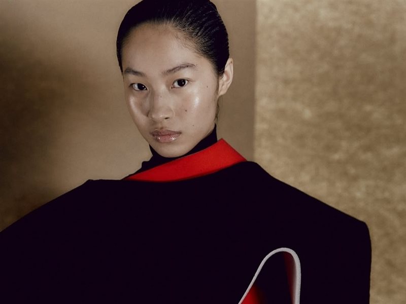 روكساندا تقدم تصاميم جريئة وأقمشة فاخرة  لخريف وشتاء 2025في أسبوع الموضة بلندن