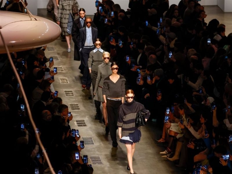 دار ICEBERG تقدم مجموعتها الجديدة.. مزيج فريد من الأناقة الإيطالية والتقاليد الإنجليزية في ميلان