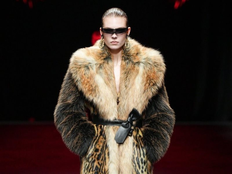 Roberto Cavalli تبرز اثار الماضي وقوة المستقبل في مجموعة خريف وشتاء 2025 في ميلانو