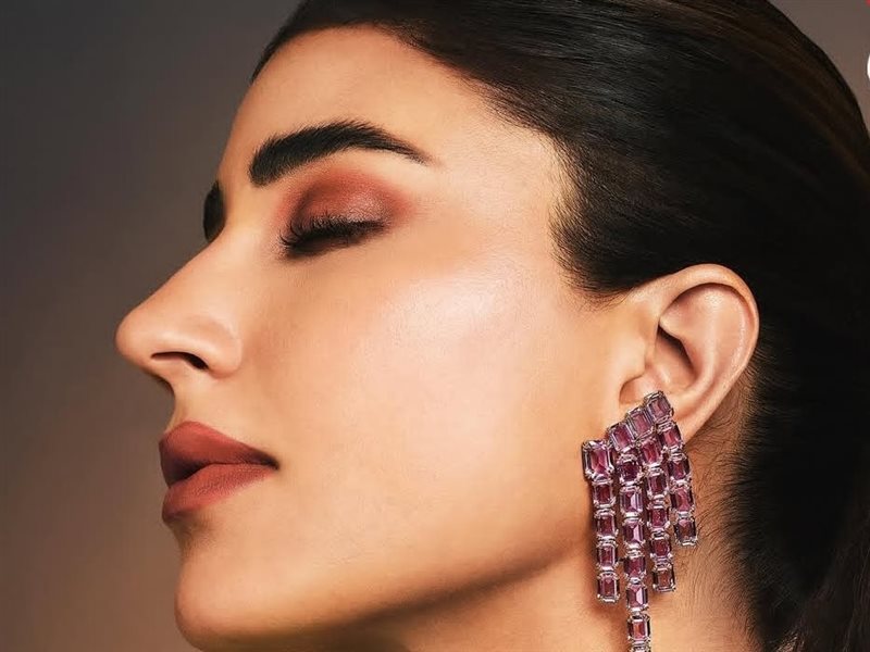 سواروفسكي تضيء رمضان بمجوهرات فاخرة وأناقة لا تضاهى مع ليلى عبدالله 