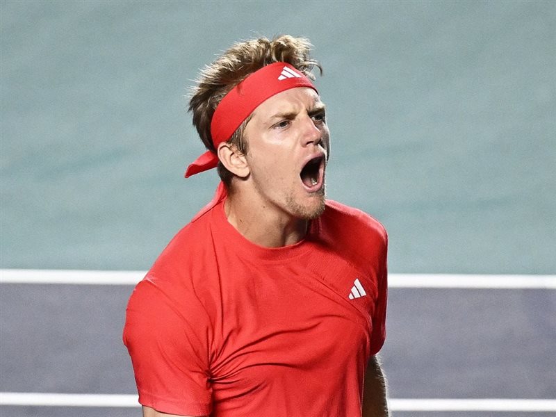 دافيدوفيتش في نهائي أكابولكو وسبالينكا تشيد بتطور التنس