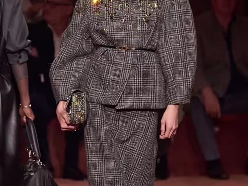 مجموعة Fendi لخريف وشتاء 2025: تكريم لإرث عريق وتطور مستمر في أسبوع الموضة بميلانو 