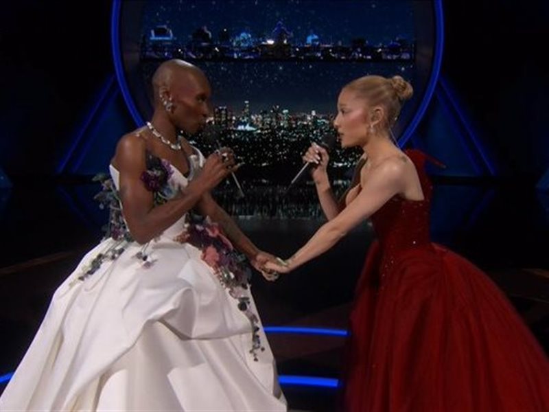 أغنية مؤثرة في افتتاحية حفل الأوسكار بأداء أريانا جراندي وسينثيا إريفو