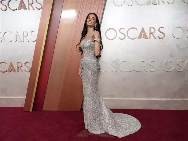 ديمي مور تتألق بفستان أرماني بريفيه المرصع بالأحجار في حفل الأوسكار 2025