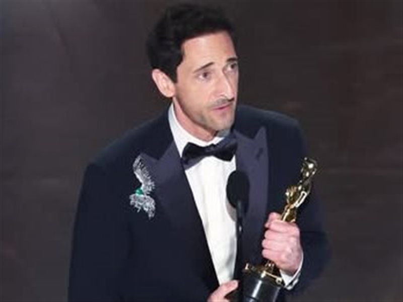 أدريان برودي ومايكي ماديسون يحصدان جوائز الأوسكار كأفضل ممثلين لعام 2025