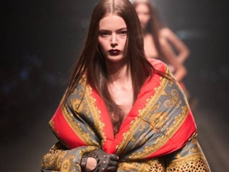 مجموعة  فيرساتشي لخريف وشتاء  2025: لمسة إيطالية كلاسيكية بروح غربية في ميلانو 