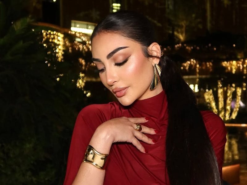 نور الغندور تتألق بإطلالة حمراء داكنة في حفل 