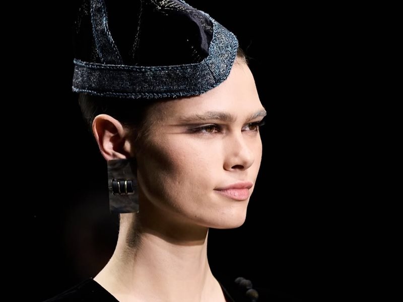 جورجيو أرماني يعيد إحياء جذوره في مجموعة خريف وشتاء 2025 ضمن أسبوع الموضة في ميلانو 