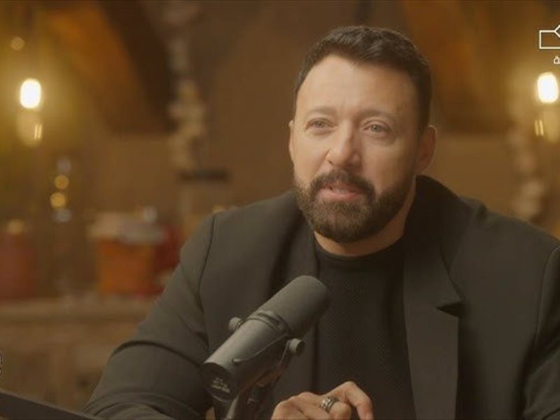 أحمد فهمي يروي قصة مؤثرة عن والدته ويتسبب في بكاء منى موصلي في بودكاست 
