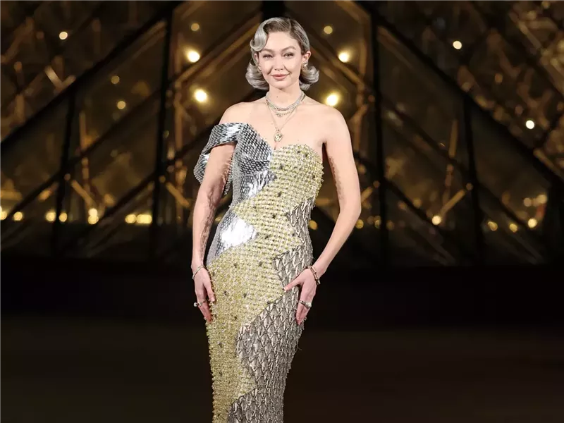 جيجي حديد تخطف الأنظار خلال حدث Le Grand Dîner du Louvre