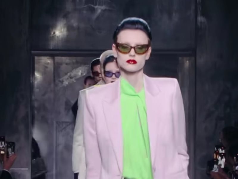 هايدر أكرمان يعيد تعريف الأنوثة العصرية في مجموعته الأولى لخريف وشتاء 2025 من توم فورد في باريس