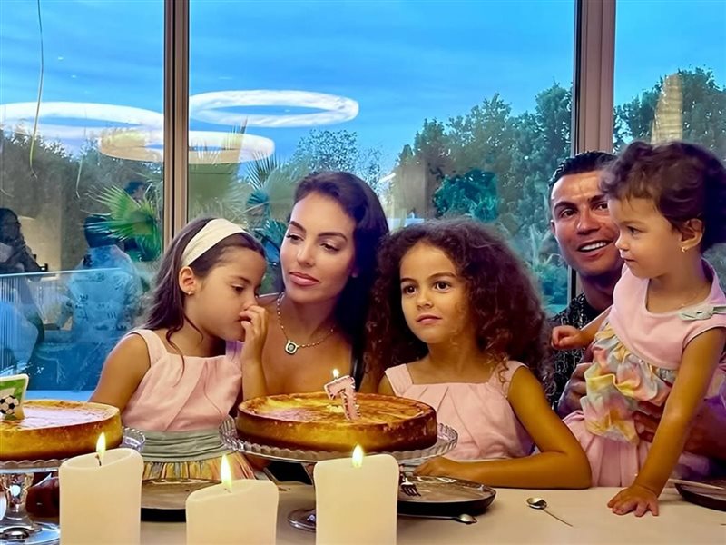 كريستيانو رونالدو يحتفل بيوم المرأة العالمي برسالة مؤثرة