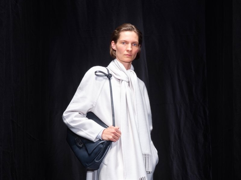 دار بالينسياغا تكشف عن مجموعة خريف وشتاء 2025 برسالة جديدة تحت إشراف ديمنا 