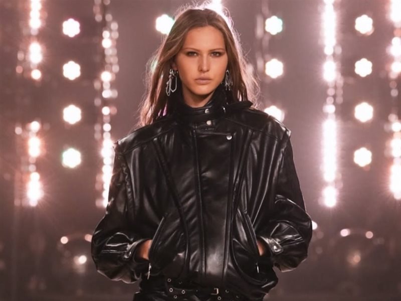 مجموعة Isabel Marant تحول نحو البساطة والأناقة في أسبوع الموضة بباريس 