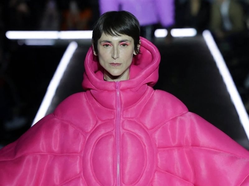 بيير كاردان تكشف النقاب عن مجموعتها لخريف وشتاء 2025/2026 في أسبوع الموضة في باريس 