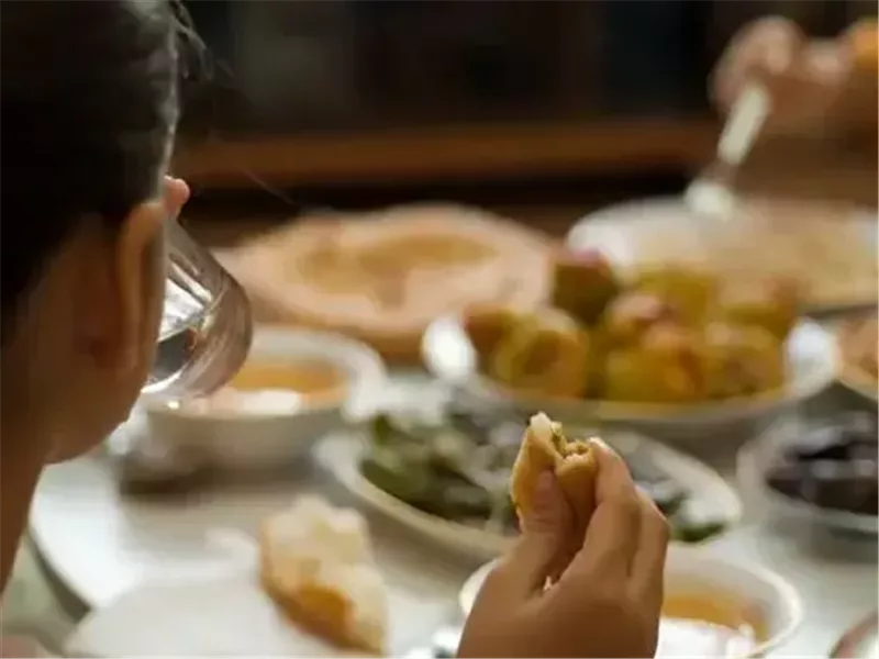 رغم فوائد الصيام لإنقاص الوزن.. 7 عادات خاطئة تؤدي إلى زيادة الوزن في رمضان 