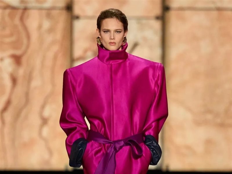 دار سان لوران تختتم أسبوع الموضة في باريس بتصاميم بسيطة وألوان جريئة مستوحاة من الثمانينات