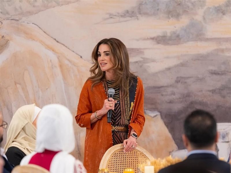 الملكة رانيا تتألق بإطلالة رمضانية مشرقة خلال حضورها حفل إفطار جمعها بعدد من شباب الأردن 