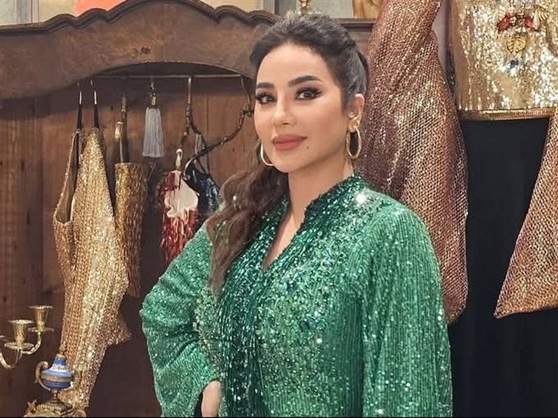 لجين عمران تتألق بإطلالة خضراء من علامة 