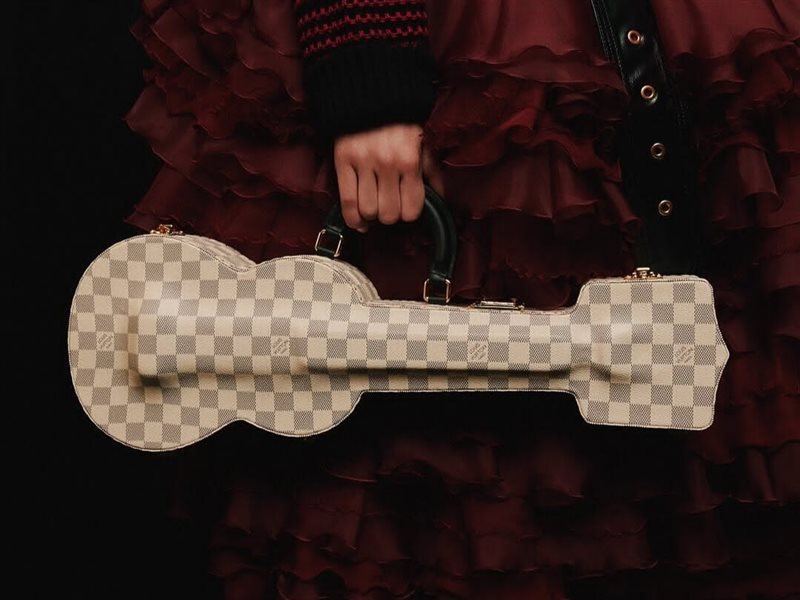 من محطات القطارات إلى الموضة.. نيكولا غيسكيير يقدم مجموعة حقائب لويس فويتون الجديدة 