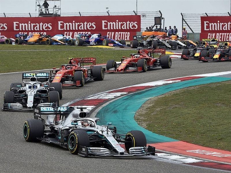 نوريس يتألق في تجارب أستراليا وهاميلتون يواجه بداية صعبة مع فيراري