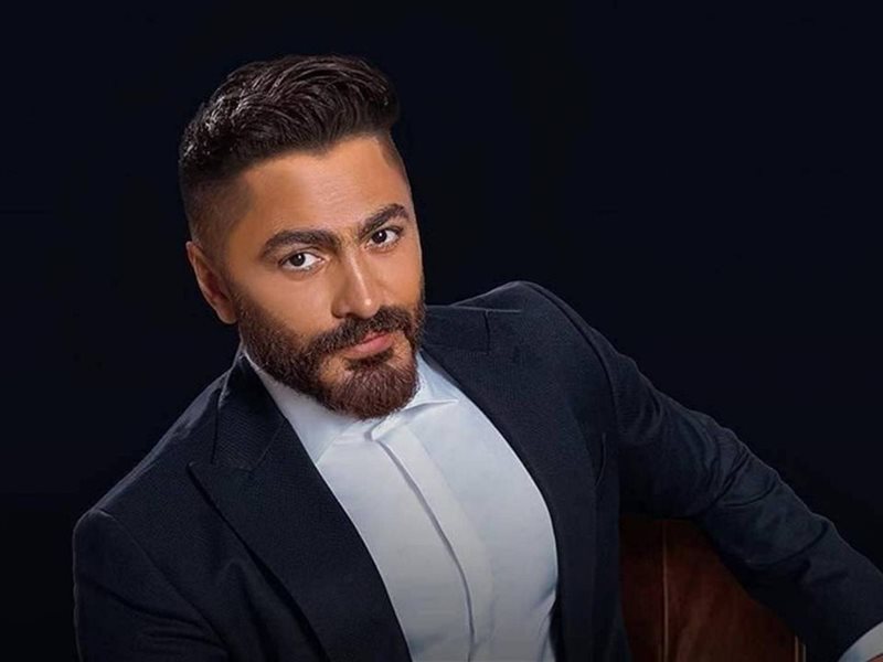 تامر حسني يُشيد بأداء مي عز الدين وآسر ياسين في 