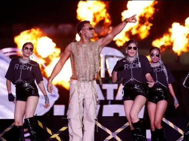 بإطلالة من الذهب 