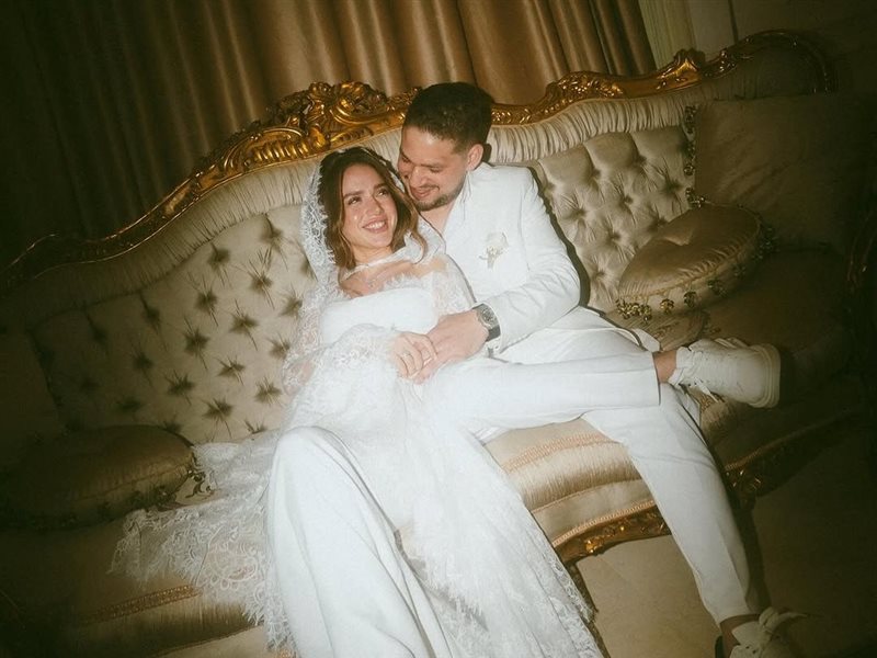 رنا رئيس في جلسة تصوير مع زوجها يسري.. وأول تعليق لها