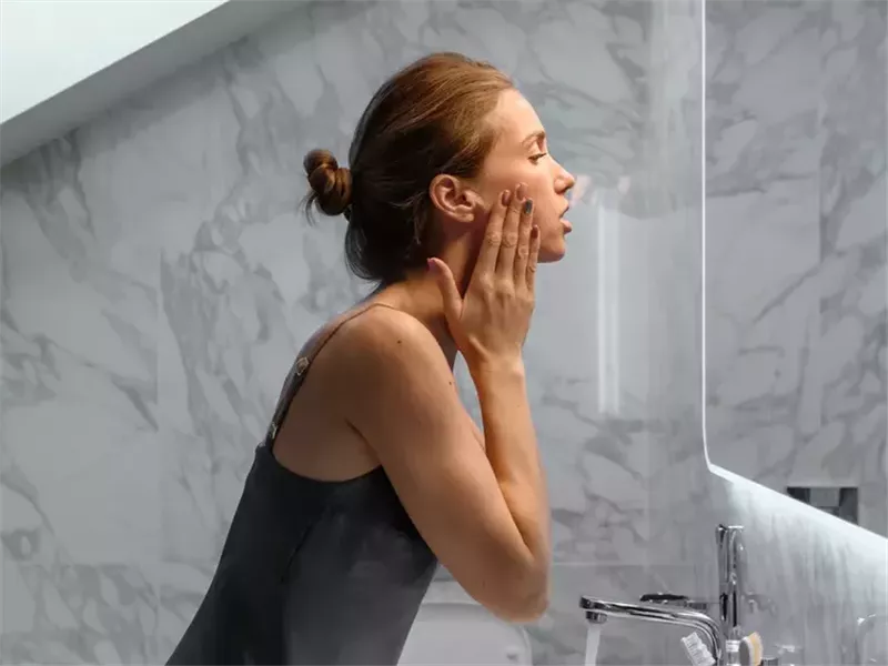 لعروس العيد.. 5 أشياء تؤثر سلبًا على صحة بشرتك قبل زفافك