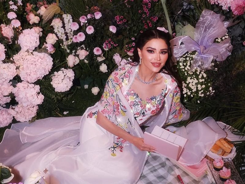 نهى نبيل وابنتها دانة تتألقان بإطلالات مزخرفة بالورود من تصميم خلود بن عرب في دبي 