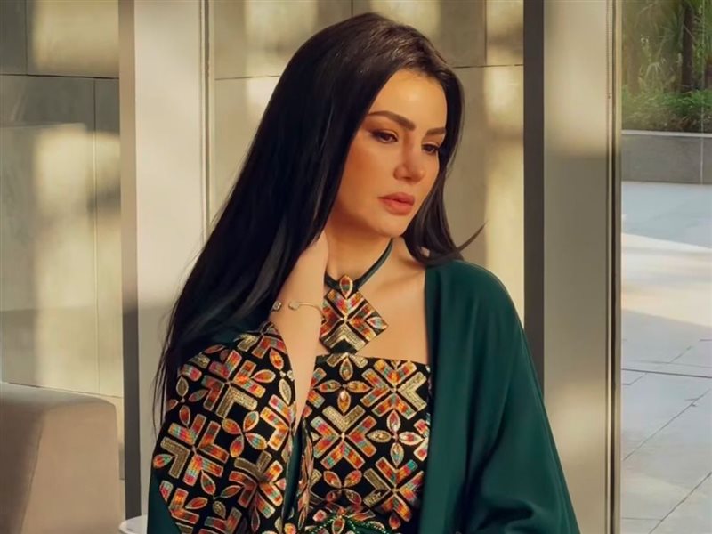  دينا فؤاد تخطف الأنظار بإطلالة ملكية بتوقيع نانسي العليمي 