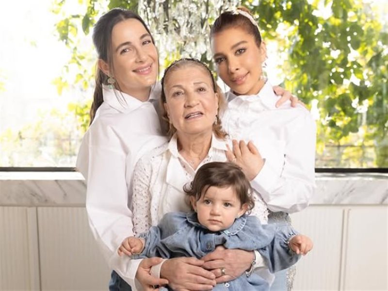 أصالة تحتفل بعيد الأم برفقة والدتها وابنتها وحفيدتها وتوجه رسالة مؤثرة لأصدقائها  