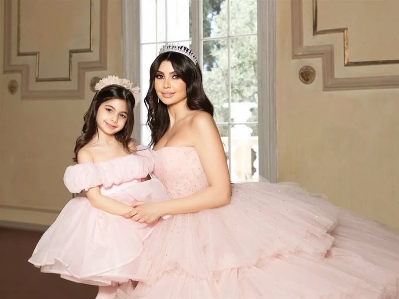 دوللي عياش وابنتها بإطلالة ساحرة كالأميرات من توقيع زهير مراد